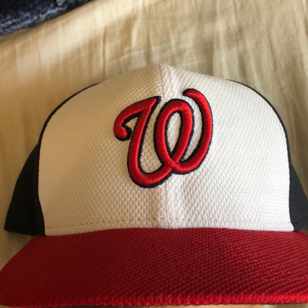 New Era Washington Nationals hat.